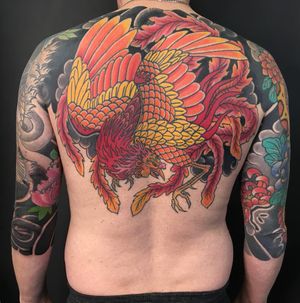 Experience the beauty of a Japanese-inspired phoenix tattoo by the talented Kiko Lopes. An illustrative masterpiece on your back.