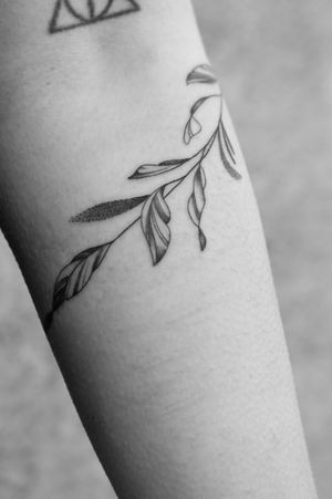such a cool project.they look like they would be the same, but we added different leaves on each side. because in nature nothing is the same....---#leaves #leavetattoo #blättertattoo #aroundthearmtattoo #tattoos #finelinetattoo #naturetattoo #delicatetattoos #armtattoo #leavetattoo #dotwork #dotworktattoo #blackwork #blackworkers #darkart #botanical #botanicaltattoo #blackworktattoo #tattooinspo #tattooideas #züri #bern #basel #chur #bregenz #konstanz #zürich #paris #rom