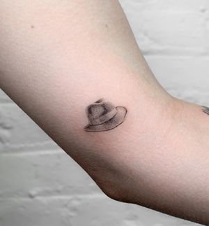Tiny hat Hit the link in my bio to book in for May and June - - - - - #kayherbs #studiosanspatrie #finelinetattoo #finelinetattoos #londontattooartist #londontattoo #shoreditchtattoo #femaletattooartist #femaletattooist #singleneedletattoo #3rl #tinytattoo #tinytattoos 