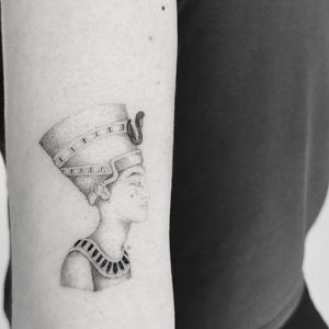 Nefertiti . #nefertititattoo #zagreb #bnw #delicatetattoo #dotworktattoo #nefertiti #egiptiantattoo #tattoo #singleneedletattoo #singleneedle #finelinetattoo #tinytattoo #smalltattoo #pointilism #tetovaze #blacktattoo #armtattoo #arte #tatuagem #tatuaje #croatia #tttism #tatts #tatt #ttt #pikanjee
