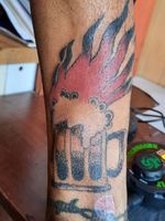 Tatto de chela en llamas alo vieja escuela