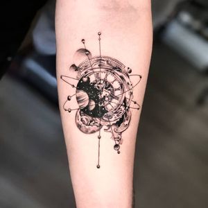 Tatuaj alb-negru cu ceas și planete A Touch Of Ink
