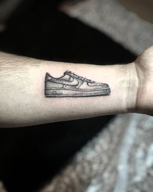 Tatuaj alb-negru cu Nike Air A Touch Of Ink