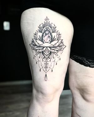 Tatuaj alb-negru cu mandale A Touch Of Ink