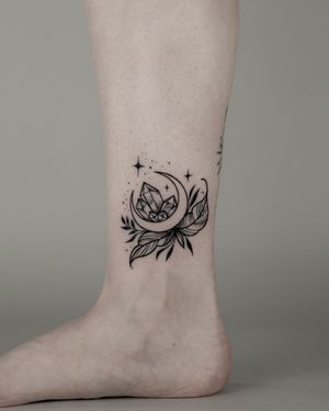 Tatuaj alb-negru pe gleznă cu cristale A Touch Of Ink