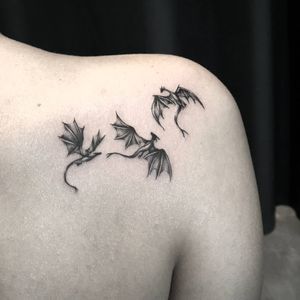 Tatuaj alb-negru cu dragoni A Touch Of Ink