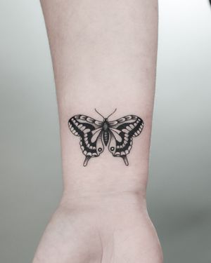 Tatuaj alb-negru pe încheietură cu fluture A Touch Of Ink
