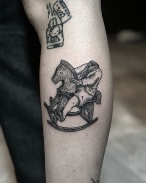 Tatuaj alb-negru cu cal de lemn vintage A Touch Of Ink