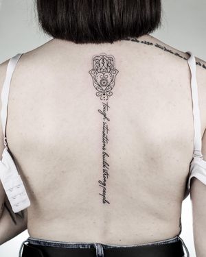 Tatuaj alb-negru pe coloană A Touch Of Ink