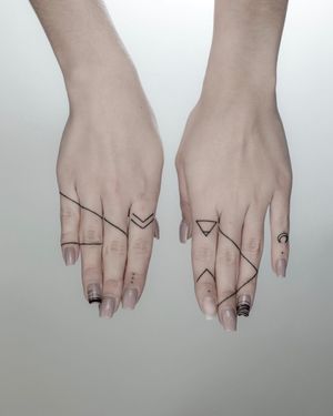Tatuaj alb-negru cu linii pe degete A Touch Of Ink