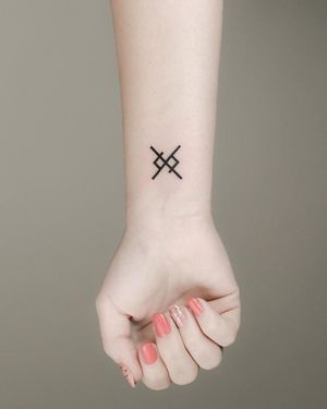 Tatuaj alb-negru cu rună A Touch Of Ink