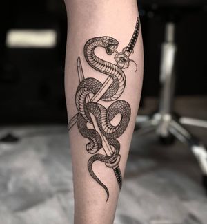 Tatuaj alb-negru cu șarpe și sabie A Touch Of Ink