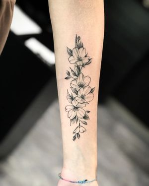 Tatuaj alb-negru cu flori A Touch Of Ink