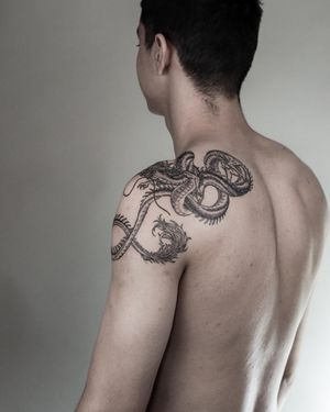 Tatuaj alb-negru cu dragon pe umăr A Touch Of Ink