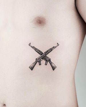 Tatuaj alb-negru cu AK-47 A Touch Of Ink