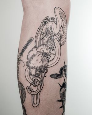 Tatuaj alb-negru pe picior cu șarpe A Touch Of Ink