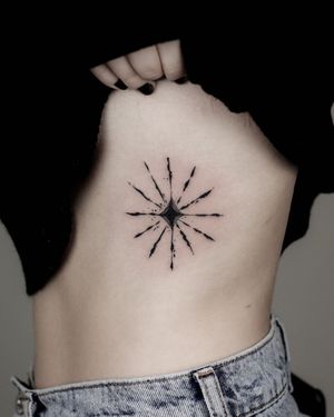 Tatuaj alb-negru pe coaste A Touch Of Ink