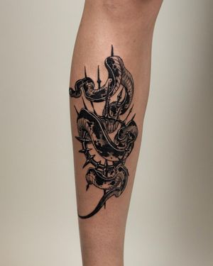 Tatuaj alb-negru cu șarpe A Touch Of Ink