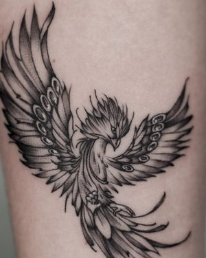 Tatuaj alb-negru cu phoenix A Touch Of Ink