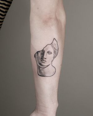 Tatuaj alb-negru cu statuie A Touch Of Ink
