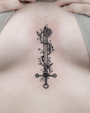 Tatuaj alb-negru cu sabie A Touch Of Ink