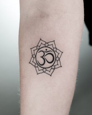 Tatuaj alb-negru pe antebrat A Touch Of Ink