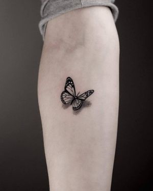 Tatuaj alb-negru cu fluture A Touch Of Ink