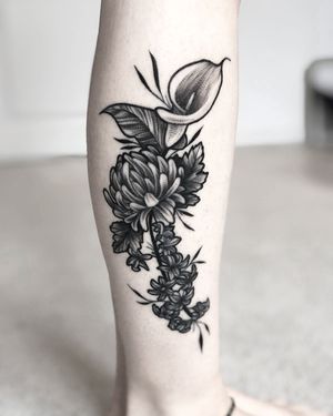 Tatuaj alb-negru cu flori A Touch Of Ink