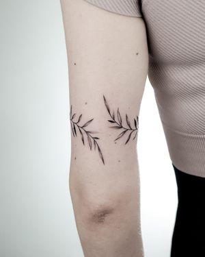 Tatuaj alb-negru cu frunze A Touch Of Ink
