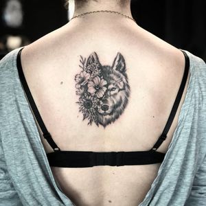 Tatuaj alb-negru cu lup și flori A Touch Of Ink