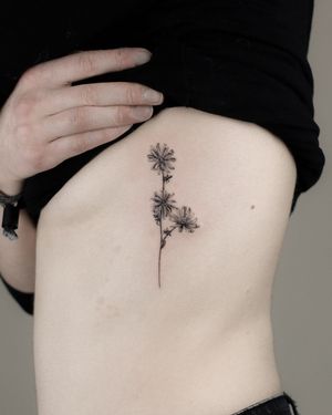 Tatuaj alb-negru cu floare A Touch Of Ink
