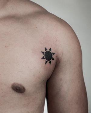 Tatuaj alb-negru cu simbol soare A Touch Of Ink