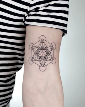 Tatuaj alb-negru cu geometrie sacră A Touch Of Ink