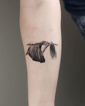 Tatuaj alb-negru cu fată în apă A Touch Of Ink