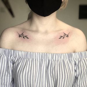 Tatuaj alb-negru cu frunze clavicule A Touch Of Ink