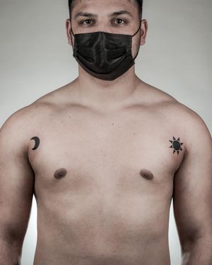 Tatuaj alb-negru cu simbol lună și soare A Touch Of Ink