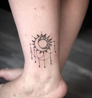 Tatuaj alb-negru cu soare și lună A Touch Of Ink