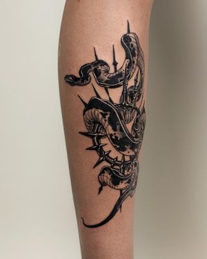 Tatuaj alb-negru cu șarpe A Touch Of Ink