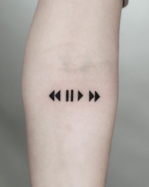 Tatuaj alb-negru play buttons A Touch Of Ink