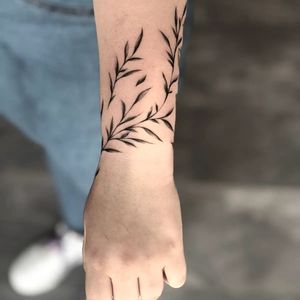 Tatuaj alb-negru cu frunze A Touch Of Ink