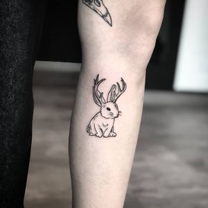 Tatuaj alb-negru cu iepure A Touch Of Ink