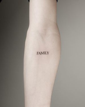 Tatuaj alb-negru cu scris A Touch Of Ink