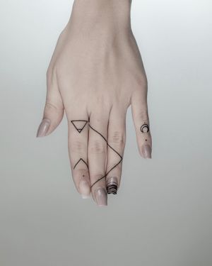 Tatuaj alb-negru cu linii pe mână A Touch Of Ink