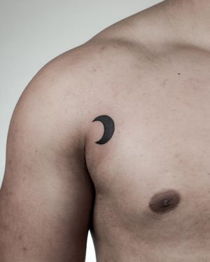 Tatuaj alb-negru cu simbol lună A Touch Of Ink