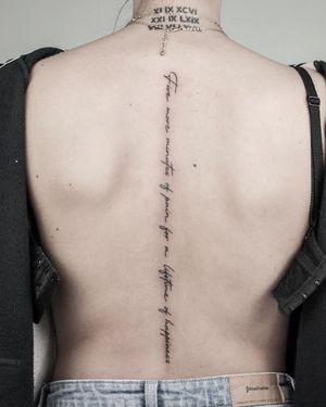 Tatuaj alb-negru cu scris pe coloană A Touch Of Ink