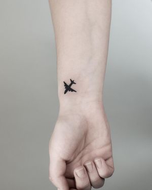 Tatuaj alb-negru cu avion A Touch Of Ink