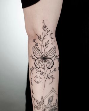 Tatuaj alb-negru cu fluture A Touch Of Ink