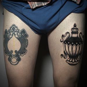 El Jarrón Precioso(👉fresco) y Dos Peces Dorados(👈5meses) 🏺dos símbolos del budismo 🌊 my first tattoo done at the cortijo studio of @alvaro_omarionetas & @jennbonachera 12 days ago ; Guestspot in Málaga from 1.Feb. @trecetattoo_malaga ; #customtattoo #tattoo #tatuaje #estudiodetatuajes #tattooed #inked #spain #españa #tattoospain #tattoomalaga #malagatattoo #malaga #fishtattoo #vasetattoo #buddhisttattoo #hindutattoo #budismo #legtattoo #thightattoo #blackworkers #blackwork #tattooworkers #tattooer #tatuador #berlintattooers #berlin #tattooberlin #coreano #yoga #healedtattoo