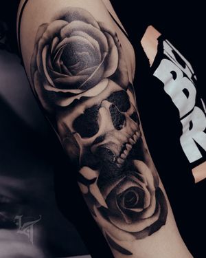 Skull & Roses Realism Upper Arm