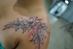 Elegant blackwork flower tattoo on shoulder by the talented artist Kotaro, blending artistry with bold design.